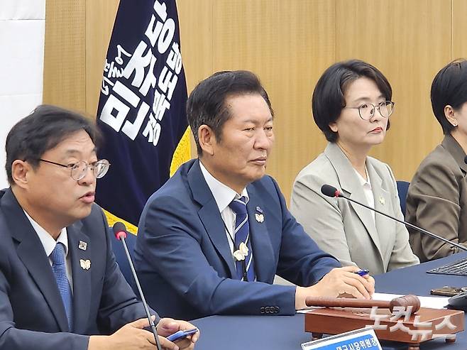 정청래 더불어민주당 대표가 경주에서 열린 현장 최고위원회에서 참석자들의 발언을 듣고 있다. 문석준 기자