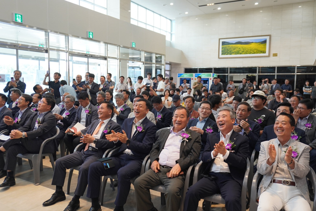 15일 대전충남양돈농협(조합장 이제만) 포크빌축산물공판장에서 열린 ‘2025 충남 고급육 경진대회’ 비육우 부문 대상 수상자 전용기씨 한우 낙찰가가 결정되자 참석자들이 환호하고 있다.