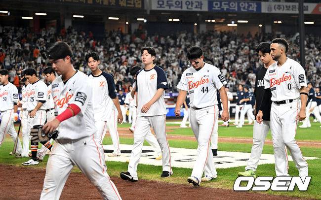 [OSEN=대전, 이대선 기자] 프로야구 두산 베어스가 파죽의 5연승을 질주했다. 한화 이글스는 3연패를 당하며 1위에서 멀어졌다.&nbsp;두산은 19일 대전 한화생명볼파크에서 열린 2025 신한 SOL Bank KBO리그 한화와의 원정경기를 6-5로 재역전승했다.경기 종료 후 한화 선수단이 인사 후 경기장을 나가고 있다. 2025.08.19 /sunday@osen.co.kr