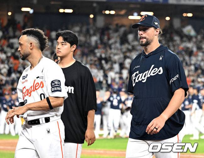 [OSEN=대전, 이대선 기자] 프로야구 두산 베어스가 파죽의 5연승을 질주했다. 한화 이글스는 3연패를 당하며 1위에서 멀어졌다.&nbsp;두산은 19일 대전 한화생명볼파크에서 열린 2025 신한 SOL Bank KBO리그 한화와의 원정경기를 6-5로 재역전승했다.경기 종료 후 한화 와이스가 인사 후 경기장을 나가고 있다. 2025.08.19 /sunday@osen.co.kr