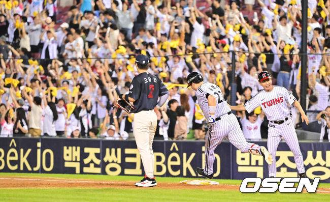 [OSEN=잠실, 박준형 기자] 19일 오후 서울 잠실구장에서 ‘2025 신한 SOL BANK KBO리그’ LG 트윈스와 롯데 자이언츠의 경기가 진행됐다.이날 LG는 톨허스트를, 롯데는 벨라스케즈를 선발투수로 내세웠다.8회말 1사 1루 LG 김현수가 2점 홈런을 날리고 베이스를 돌고 있다.  2025.08.19 / soul1014@osen.co.kr
