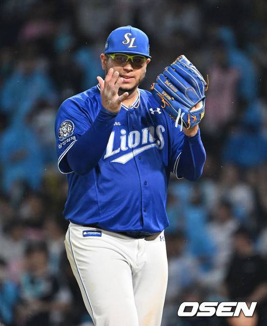 [OSEN=창원, 이석우 기자] 19일 창원NC파크에서 2025 신한 SOL 뱅크 KBO 리그 NC 다이노스와 삼성 라이온즈의 경기가 열렸다. 홈팀 NC는 라일리가, 방문팀 삼성은 후라도가 선발 출전했다. 삼성 라이온즈 선발투수 후라도가 8회를 무실점으로 막고 박수를 치고 있다. 2025.08.19 / foto0307@osen.co.kr