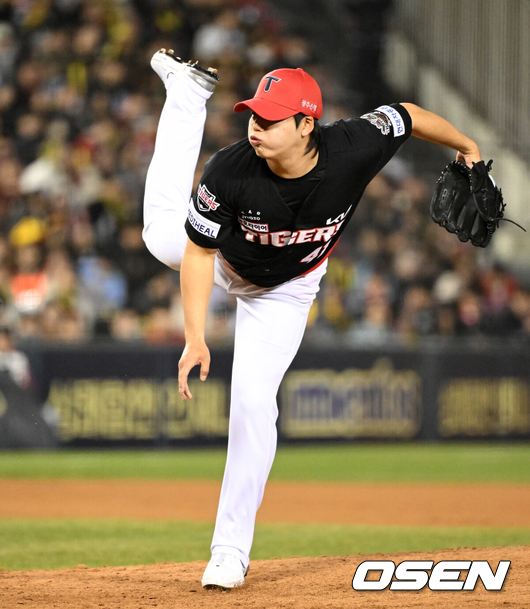황동하가 투구를 하고 있다./OSEN DB