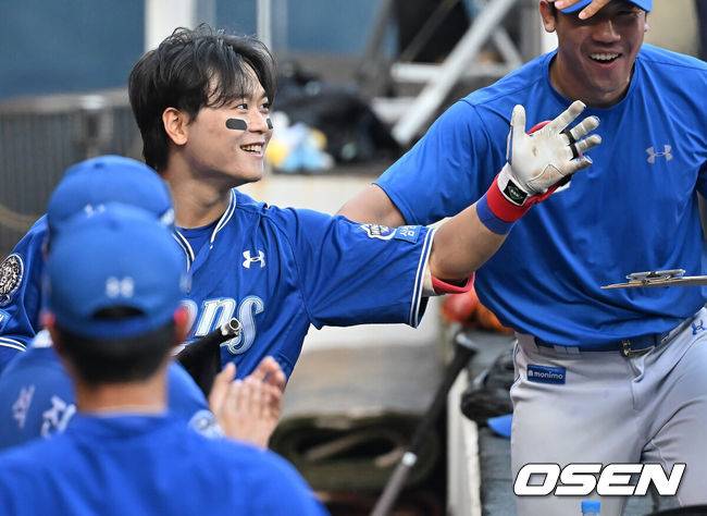 [OSEN=창원, 이석우 기자] 19일 창원NC파크에서 2025 신한 SOL 뱅크 KBO 리그 NC 다이노스와 삼성 라이온즈의 경기가 열렸다. 홈팀 NC는 라일리가, 방문팀 삼성은 후라도가 선발 출전했다. 삼성 라이온즈 박승규가 1회초 좌월 솔로 홈런을 치고 하이파이브를 하고 있다. 2025.08.19 / foto0307@osen.co.kr