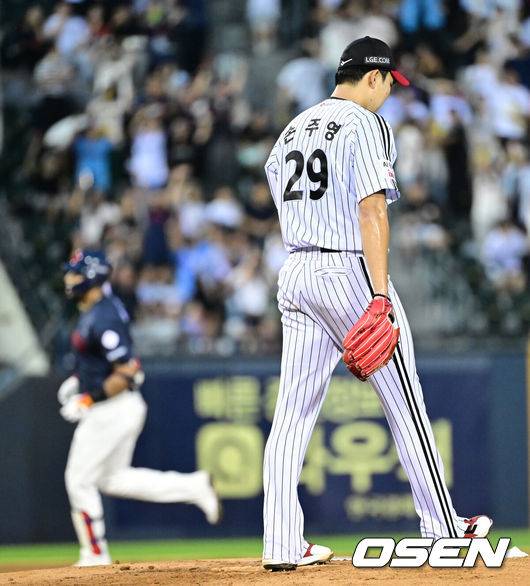 [OSEN=잠실, 최규한 기자] 20일 서울 잠실야구장에서 ‘2025 신한 SOL Bank KBO리그’ LG 트윈스와 롯데 자이언츠의 경기가 열렸다.홈팀 LG는 손주영, 방문팀 롯데는 나균안을 선발로 내세웠다.3회초 1사 1, 2루 상황 롯데 레이예스에게 중월 스리런포를 내준 LG 선발 손주영이 아쉬워하고 있다. 2025.08.20 / dreamer@osen.co.kr