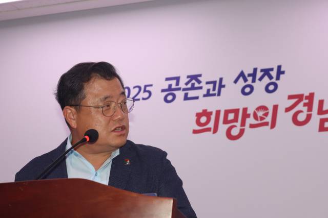 ▲박명균 경남도 행정부지사가 경남도청 프레스센터에서 기자회견을 하고 있다. ⓒ프레시안(조민규)