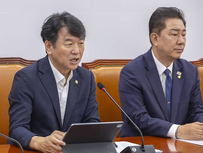 문진석 원내운영수석부대표 (우측은 김병기 원내대표, 7월 22일 원내대책회의)