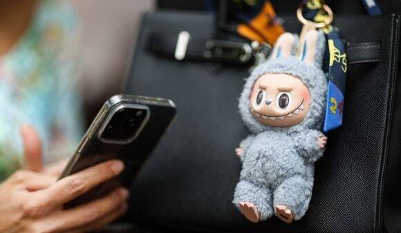 가방에 달려 있는 라부부 인형. 연합뉴스