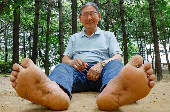 지난 8일 서울 강남구 수서동 맨발걷기국민운동본부 사무실 인근 공원에서 맨발로 걷기 후 앉아서 활짝 웃는 박동창 맨발걷기국민운동본부 회장. 그는 “지난 9년간 정부지원 없이 돈 안 들이고 모든 국민이 건강해질 수 있는 맨발걷기 운동을 펼쳐 ‘맨발걷기 인구 200만 시대’를 연 데 보람을 느낀다”며 “맨발 걷기가 명실상부한 국민운동, 전 인류의 건강증진운동으로 자리매김할 수 있도록 여생을 바칠 것”이라고 말했다. 최상수 기자