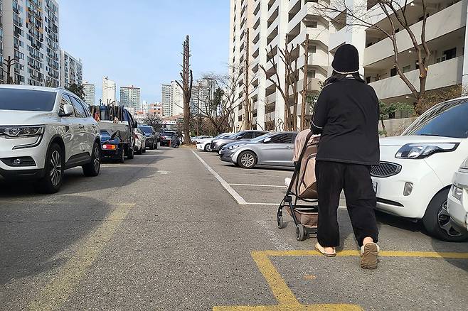 서울의 한 아파트 단지에서 아이와 함께하는 엄마의 모습. 한국은 자녀 돌봄과 교육에서 어머니 역할이 길게 이어지며 여성의 경제활동 단절로 연결된다는 분석이 나왔다. 양다훈 기자