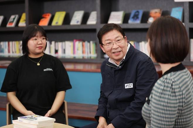 김경호(왼쪽 두 번째) 서울 광진구청장이 서울청년센터광진에서 청년들과 대화하고 있다. 광진구 제공