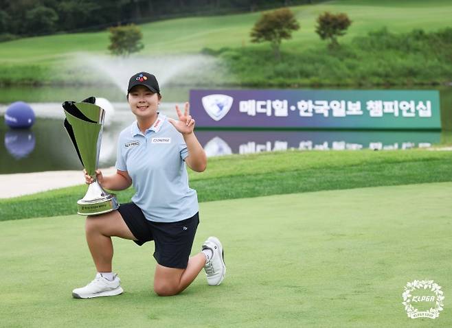 홍정민, KLPGA 메디힐·한국일보 챔피언십 우승 - 홍정민, KLPGA 메디힐·한국일보 챔피언십 우승     (서울=연합뉴스) 홍정민이 17일 경기 포천 몽베르컨트리클럽에서 열린 메디힐 한국일보 챔피언십에서 우승, 트로피를 들고 포즈를 취하고 있다. 2025.8.17 [KLPGT 제공. 재판매 및 DB 금지]     photo@yna.co.kr (끝)   <저작권자(c) 연합뉴스, 무단 전재-재배포, AI 학습 및 활용 금지>
