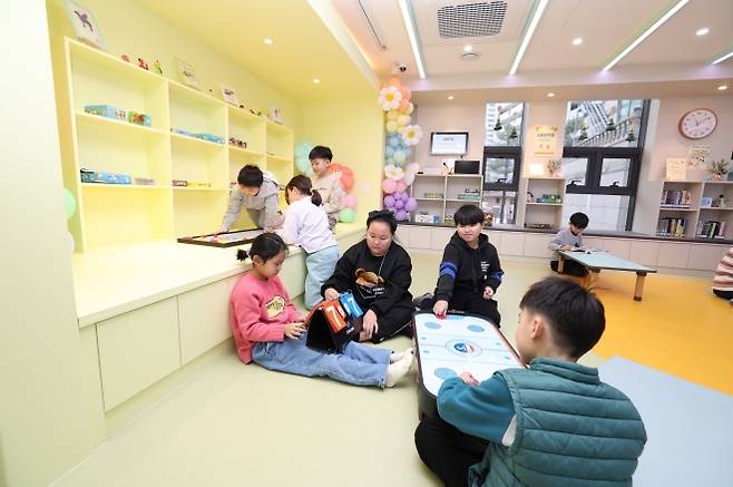 서울 노원구 상계3·4동 아이휴센터에서 놀이하고 있는 아이들.   노원구 제공