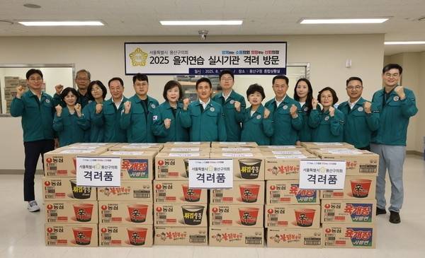 서울 용산구의회 김성철 의장과 의원들이 지난 18일 을지연습 중인 용산구청에서 격려품을 전달하고 기념사진을 찍고 있다.   용산구 제공