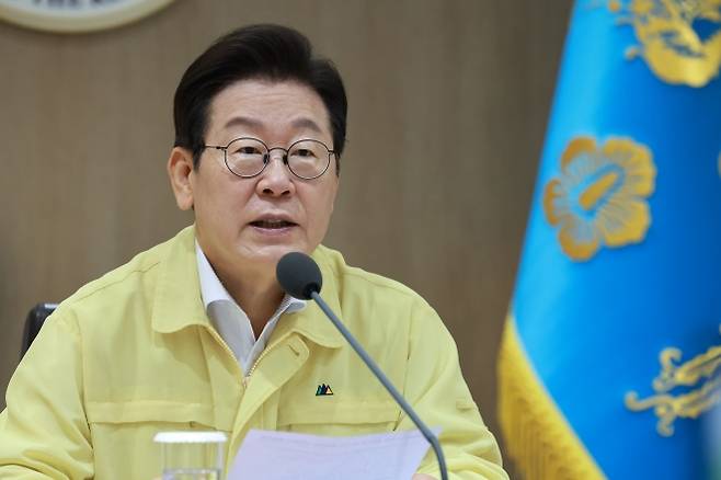 이재명 대통령이 18일 서울 용산 대통령실 청사에서 열린 을지 국무회의를 주재하고 있다. 이 대통령은 이 자리에서 남북관계에 대해 “작은 실천이 조약돌처럼 쌓이면 상호 간 신뢰가 회복될 것”이라고 말했다. 2025.8.18 연합뉴스