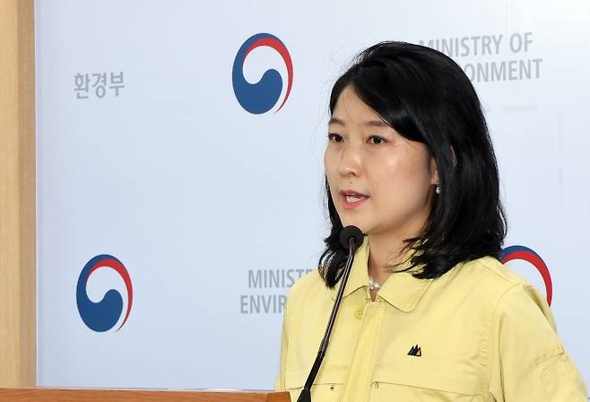 환경부 최민지 온실가스종합정보센터장이 20일 정부세종청사 환경부 기자실에서 2024년도 국가 온실가스 잠정배출량을 산정한 결과, 6억9천158만톤에 이른다고 설명하고 있다. 2025.8.20     scoop@yna.co.kr (끝)   <저작권자(c) 연합뉴스, 무단 전재-재배포, AI 학습 및 활용 금지>