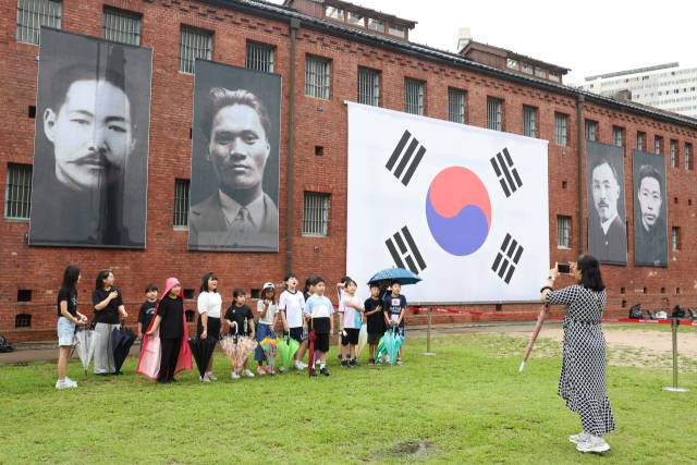 서대문형무소역사관에 걸린 독립운동가 현수막. 뉴스1