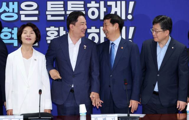 김병기 더불어민주당 원내대표와 구윤철 부총리 겸 기획재정부 장관이 20일 서울 여의도 국회 의원회관에서 열린 새정부 경제성장전략 당정협의에서 대화하고 있다. 오승현 기자 2025.08.20