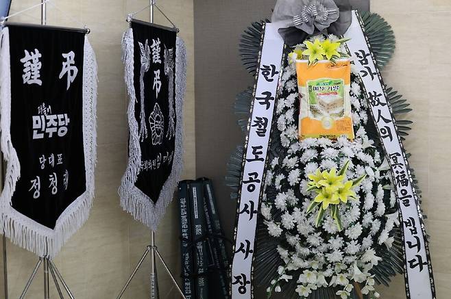지난 19일 경북 청도군 청도대남병원에 장례식장에 마련된 청도 무궁화호 열차사고 사망자 빈소에 한문희 한국철도공사 사장이 보낸 화환이 놓여있다. ⓒ연합뉴스