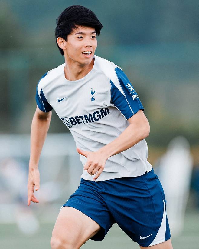 손흥민과 헤어진 토트넘은 올 여름 J리그에서 데려온 일본 차세대 수비수 다카이 코타에 이어 구보 다케후사까지 데려오려 한다. 손흥민의 이적으로 잃어버린 한국시장을 일본시장으로 메우려 한다. 사진출처｜토트넘 홋스퍼 페이스북