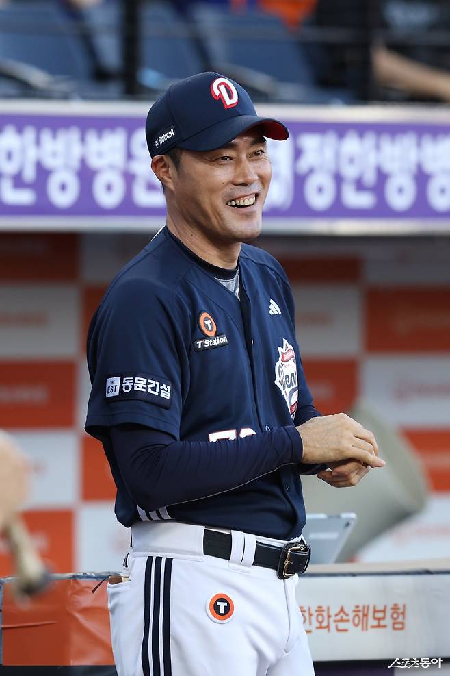 두산 조성환 감독대행이 19일 대전 한화전에 앞서 활짝 웃고 있다. 사진제공｜두산 베어스