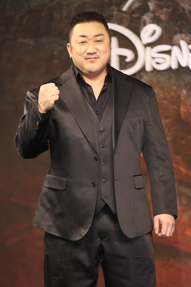 배우 마동석이 20일 서울 중구 앰배서더 서울 풀만 호텔에서 열린 KBS2 토일 미니시리즈 ‘트웰브’ 제작발표회에서 포즈를 취하고 있다. 사진 연합뉴스