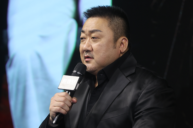 배우 마동석이 20일 서울 중구 앰배서더 서울 풀만 호텔에서 열린 KBS2 토일 미니시리즈 ‘트웰브’ 제작발표회에서 질문에 답하고 있다. 사진 연합뉴스