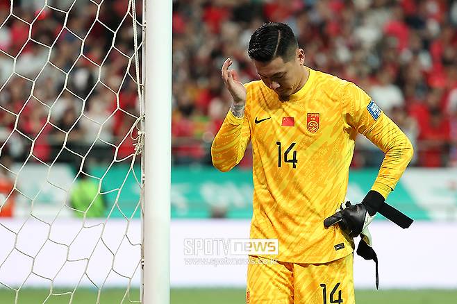 ▲ 2026 FIFA 북중미 월드컵 2차 예선 대한민국과 중국의 경기가 2024년 6월 서울월드컵경기장에서 열렸다. 1-0으로 승리한 손흥민이 울고 있던 중국 골키퍼 왕 달레이게 다가가 위로의 말을 전했다. ⓒ곽혜미 기자