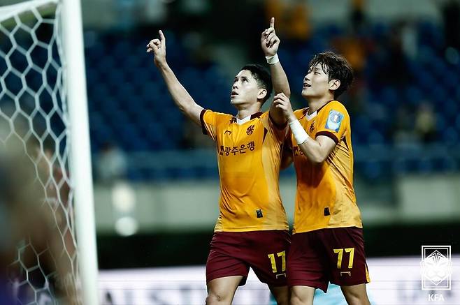 ▲ At the Gwangju World Cup Stadium on the 20th, Gwangju FC and Bucheon FC's 2025 Hana Bank Korea Cup semi -finals were held. The only gust of Bucheon, which was the only member of the K -League 2, was significant, but Gwangju, which showed competitive edge in the K -League 1, was definitely superior. Gwangju won the first game with 2-0 and defeated the baseline for the finals. Ⓒ Korean Football Association