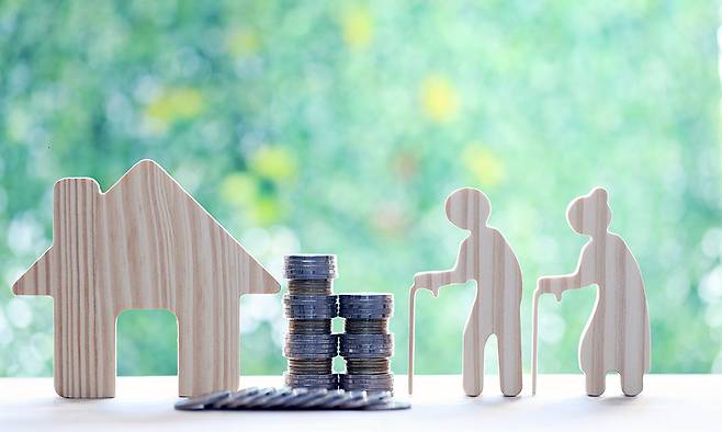 사망보험금을 사망 전 미리 당겨서 연금처럼 받을 수 있는 '사망보험금 유동화'가 시행된다.[사진=게티이미지뱅크]