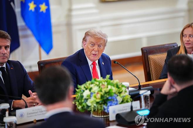'우크라 종전' 논의 다자회담서 발언하는 트럼프(가운데) [워싱턴 EPA=연합뉴스. 재판매 및 DB 금지]