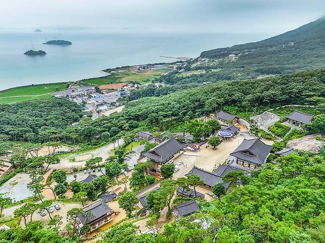 보문사와 석모도 앞바다[사진/백승렬 기자]