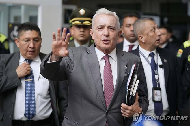 지난 2월 법원 나서는 알바로 우리베 콜롬비아 전 대통령 [AP 연합뉴스 자료사진. 재판매 및 DB 금지]