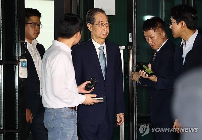 내란특검 나서는 한덕수 전 국무총리 (서울=연합뉴스) 김성민 기자 = 피의자 신분으로 소환된 한덕수 전 국무총리가 20일 서울 서초구 서울고검에 마련된 내란 특검 사무실을 나서고 있다. 2025.8.20 ksm7976@yna.co.kr