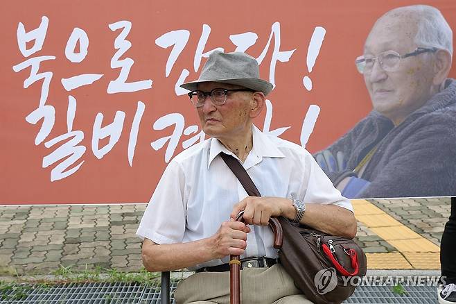 생각에 잠긴 비전향장기수 안학섭 (파주=연합뉴스) 임병식 기자 = 20일 오전 경기도 파주시 임진강역에서 열린 전쟁포로 안학섭 노병 송환 결의대회에서 비전향장기수 안학섭 씨가 통일대교로 이동을 앞두고  생각에 잠겨 있다. 2025.8.20 andphotodo@yna.co.kr