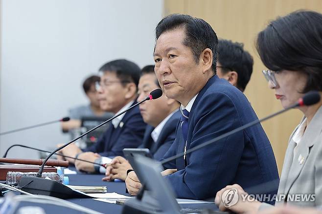 발언하는 정청래 대표 (경주=연합뉴스) 서대연 기자 = 더불어민주당 정청래 대표가 20일 아시아태평양경제협력체(APEC) 정상회의가 열리는 경북 경주시 경주화백컨벤션센터(HICO)에서 열린 경북 현장 최고위원회에서 발언하고 있다. 2025.8.20 dwise@yna.co.kr