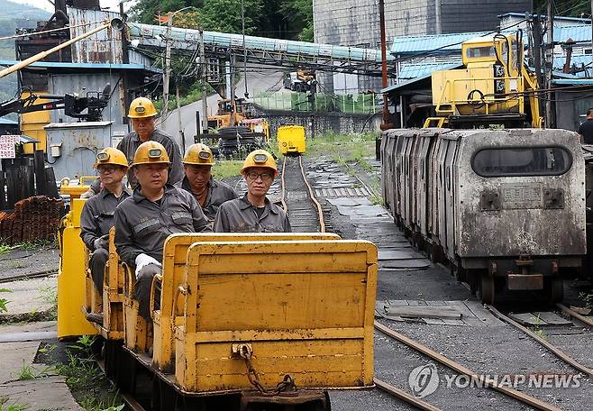 석탄공사 최후의 광부들 (삼척=연합뉴스) 양지웅 기자 = 지난 6월 27일 강원 삼척시 도계광업소에서 광부들이 펌프 설비 점검을 위해 갱내로 향하고 있다. 도계광업소는 대한석탄공사의 마지막 탄광으로 나흘 뒤인 내달 1일 문을 닫는다. 2025.6.27 yangdoo@yna.co.kr