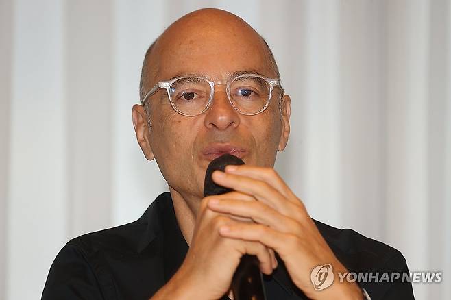 신작 소개하는 베르나르 베르베르 (서울=연합뉴스) 류효림 기자 = 베르나르 베르베르 작가가 20일 서울 중구 앰배서더 서울 풀만 호텔에서 열린 신작 '키메라의 땅' 출간 기념 방한 기자간담회에서 신작 소설을 소개하고 있다. 2025.8.20 ryousanta@yna.co.kr