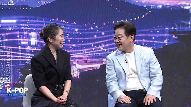 '케이팝 데몬 헌터스'의 매기 강 감독(좌)과 이재명 대통령 [아리랑TV 제공. 재판매 및 DB 금지]