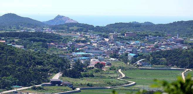 ▲ 백령면 진촌리 용기원산 꼭대기에 '국토 끝 섬 전망대'에서 바라본 백령도의모습이 한눈에 펼쳐진다. /양진수기자 photosmith@incheonilbo.com