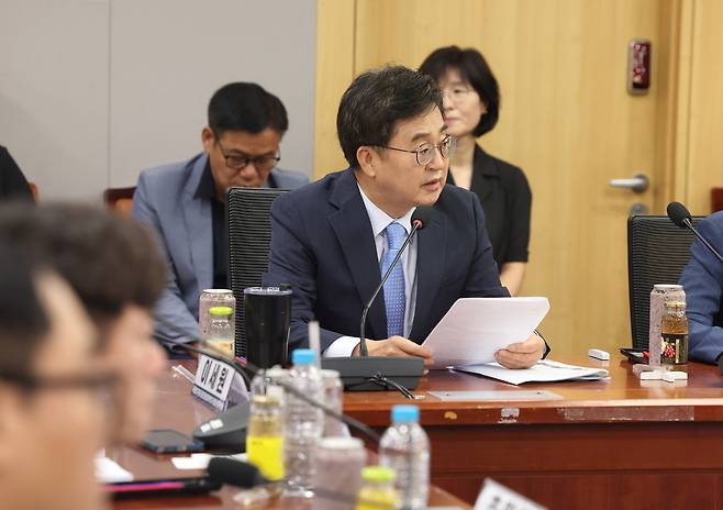 ▲ 김동연 경기지사가 21일 서울 영등포 국회의원회관에서 열린 '지속가능 미래도시와 국가 AI 경쟁력 강화' 토론회에서 발언하고 있다. /사진제공=경기도