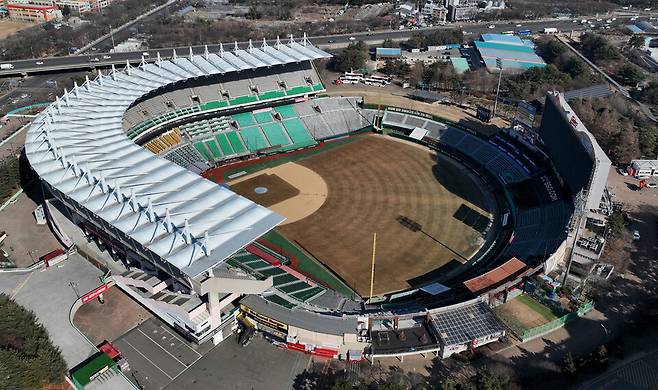 ▲&nbsp;인천 연고 신세계그룹 야구단 SSG 랜더스의 새로운 경기장인 '스타필드 청라' 공사가 2027년 12월 준공을 목표로 진행되고 있는 가운데 인천시는 야구장을 포함한 문학경기장 활용 계획을 원점에서 검토하기로 했다. 사진은 미추홀구 인천SSG랜더스필드 경기장 전경. /이재민 기자 leejm@incheonilbo.com