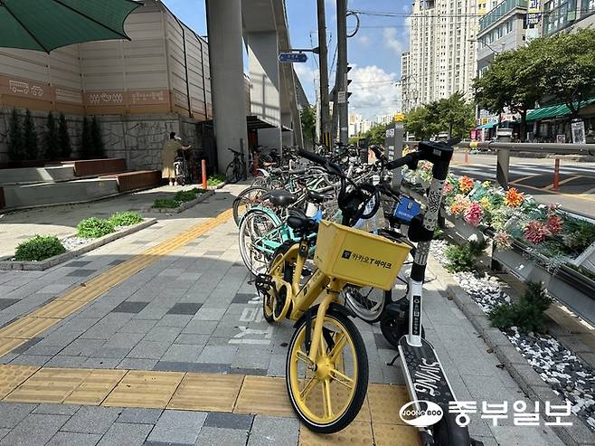 21일 수도권 전철 1호선 부개역 2번 출구 앞 인도. 점자블록 위로 자전거와 개인형 이동장치가 무단 주차돼 있다. 사진=노선우 기자