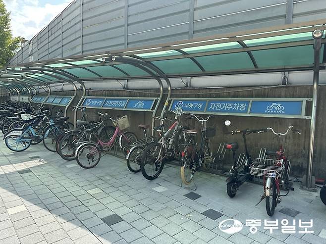 21일 수도권 전철 1호선 부개역 2번 출구 인근 자전거 보관소에 빈자리가 다수 있다. 사진=노선우 기자