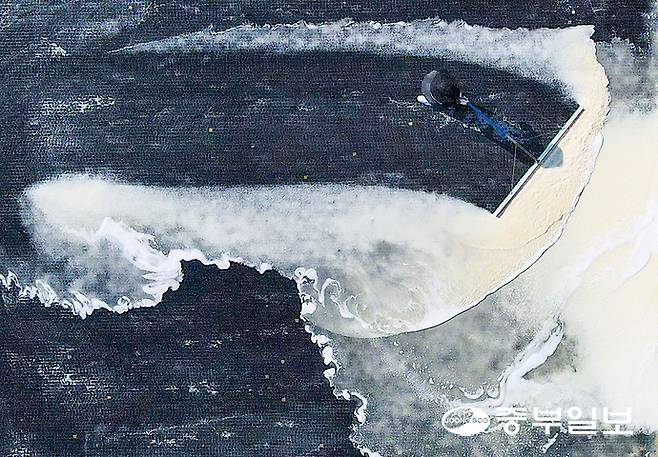 처서를 이틀 앞둔 21일 오후 안산시 단원구 동부염전에서 염부들이 연이은 폭염으로 생산량이 늘어난 천일염을 수확하며 구슬땀을 흘리고 있다. 임채운기자