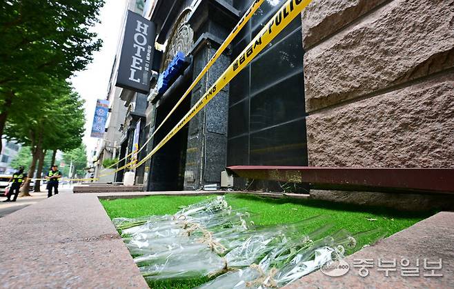 지난해 8월 22일 부천 호텔 화재 사고가 발생한 경기시 부천시 중동 화재 호텔 앞에 25일 고인들의 명복을 비는 국화꽃이 놓여 있다.정선식기자