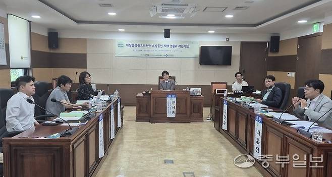 21일 인천시의회 산업경제위원회 회의실에서 열린 '배달플랫폼으로 인한 소상공인 피해 현황과 개선 방안' 토론회에서 패널들이 발언하고 있다. 김상윤기자