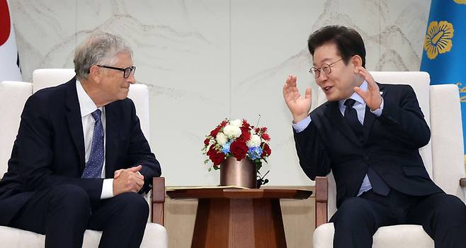 이재명 대통령이 21일 용산 대통령실에서 빌 게이츠 게이츠재단 이사장 접견 중 발언하고 있다. 연합뉴스