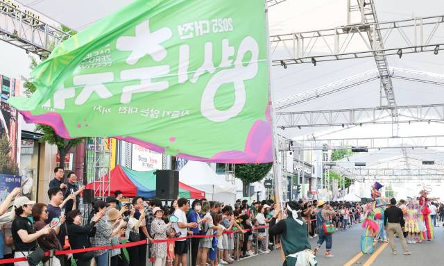 시민들이 지난 8일 개막한 '2025 대전 0시 축제'에 참여해 행사를 즐기고 있다. 대전시 제공