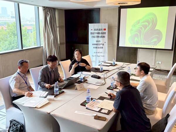 이엠코리아 관계자들이 &nbsp;'2025 한·중 항공 상담회'에서 바이어와 상담하고 있다. /경남테크노파크